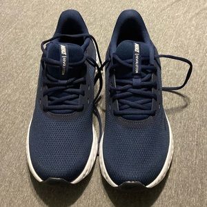 Nike Revolution size 10 men brand new navy and white